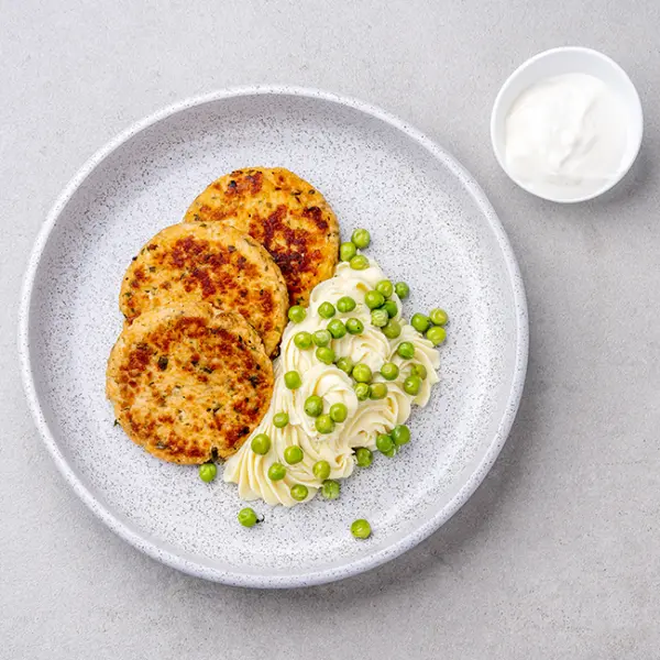 British Fishcakes with Peas, Mashed Potato & Tartar Sauce